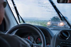 Chia sẻ kinh nghiệm lái xe khi trời mưa